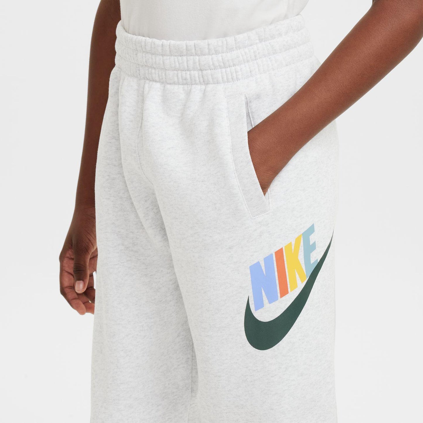 ナイキ NIKE NSW ハイブリッド クラブ フリース ジョガーパンツ FD2995-051 ボトムス キッズ パンツ Kids 白 ロゴ プリント カラフル 起毛 保温 防寒