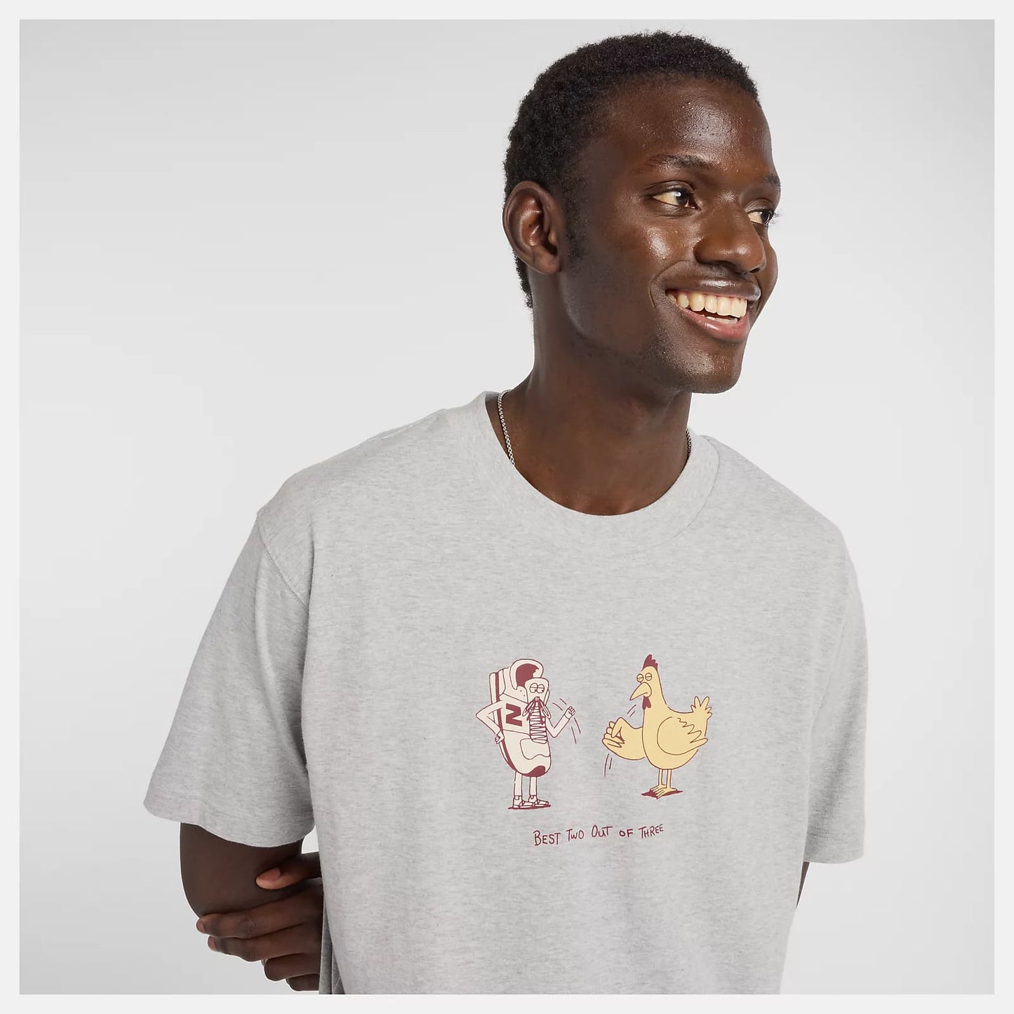ニューバランス メンズ Tシャツ MT53936 AG 半袖Tシャツ Chicken Or Newbie コットン100% グラフィック ロゴ アパレル ライフスタイル mt53936