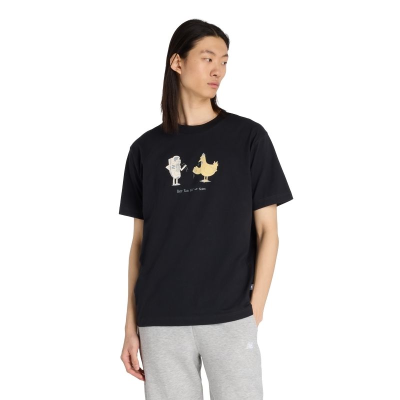 ニューバランス メンズ Tシャツ MT53936 BK ブラック 半袖Tシャツ Chicken Or Newbie コットン100% グラフィック ロゴ アパレル ライフスタイル mt53936-bk