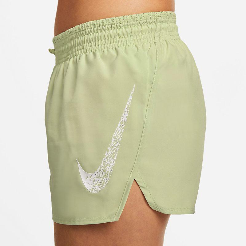 【在庫処分セール】 ナイキ NIKE DM7774-371 ウィメンズ スウッシュ ラン ショート ランニング ショートパンツ 陸上 トラック 短距離 インナー付き 調整ウエスト ポケット付き オリーブオーラ×ホワイト dm7774-371