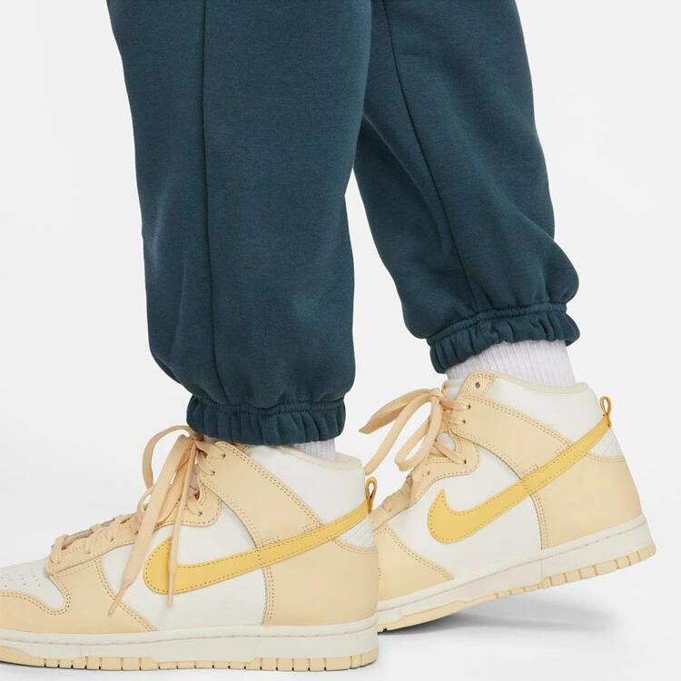 【在庫処分セール】 ナイキ NIKE レディース スポーツウェア ハイウエスト オーバーサイズド フリース スウェットパンツ FQ7985-328 暖かい 起毛 ポケット付き 刺繍スウッシュ fq7985-328