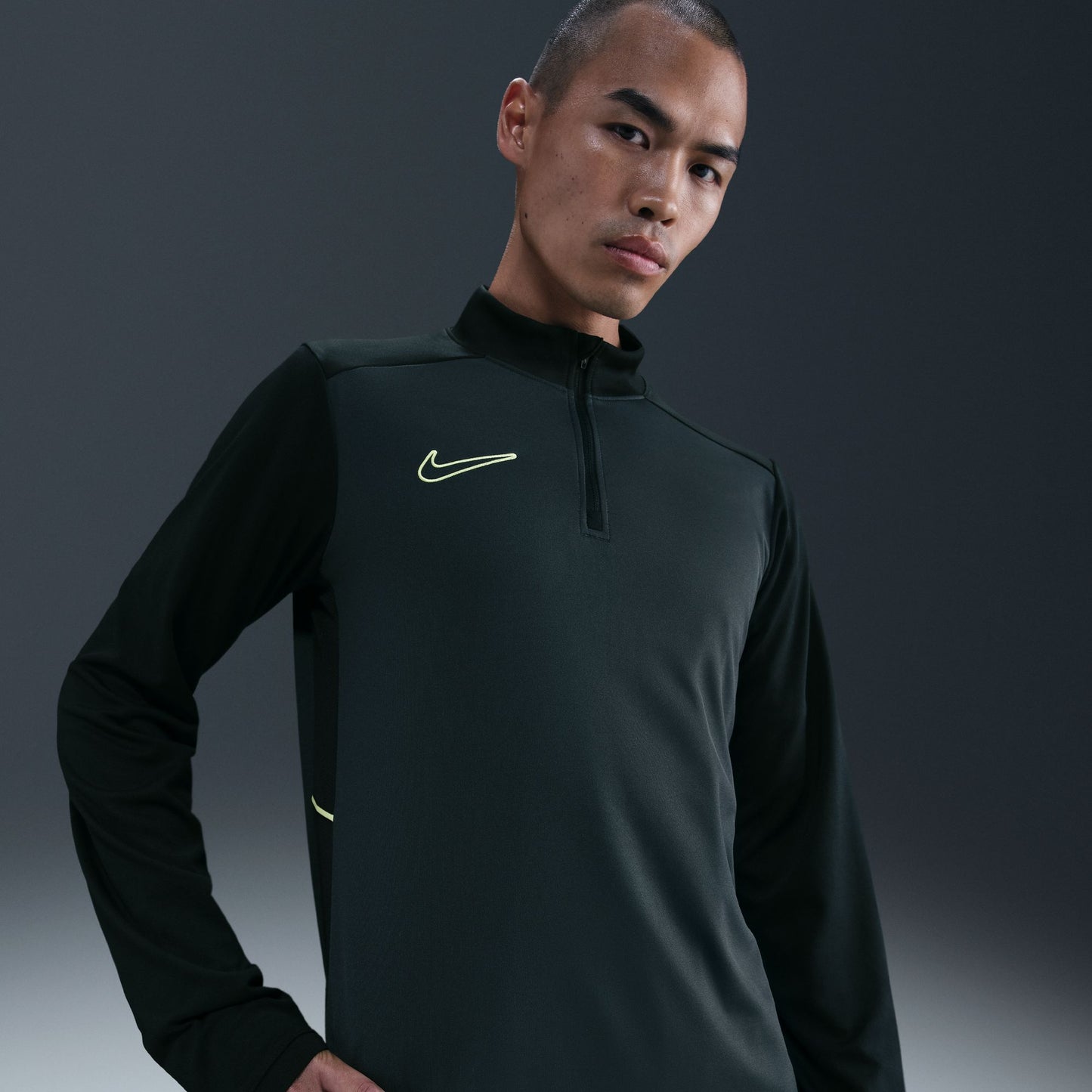 ナイキ NIKE メンズ サッカーウェア ドライフィット アカデミー ドリルトップ HJ3784-390 トレーニングウェア Dri-FIT 吸汗速乾 1/4ジップ スリムフィット サムホール ブラック×グリーン hj3784-390