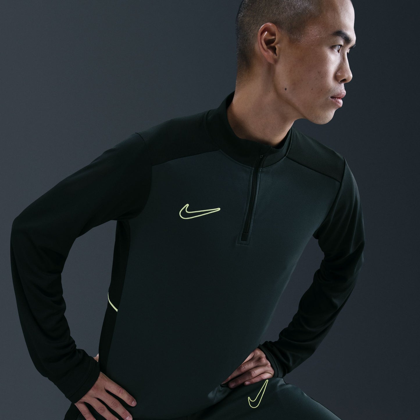 ナイキ NIKE メンズ サッカーウェア ドライフィット アカデミー ドリルトップ HJ3784-390 トレーニングウェア Dri-FIT 吸汗速乾 1/4ジップ スリムフィット サムホール ブラック×グリーン hj3784-390