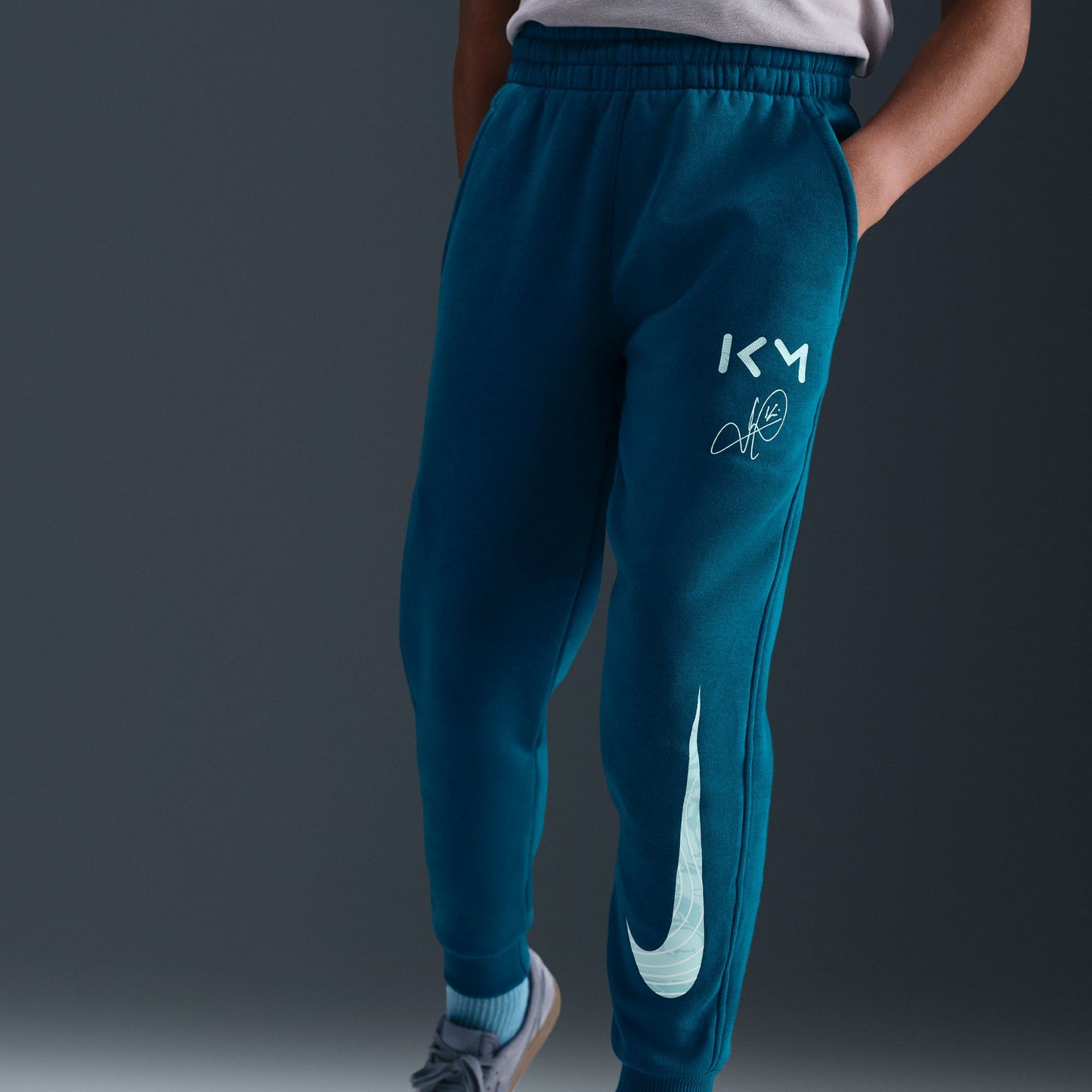 ナイキ NIKE キリアン・ムバッペ クラブフリース ジュニア サッカージョガー パンツ トレーニングウェア フリース 裏起毛 ドローコード ジュニア用 ii1506-301