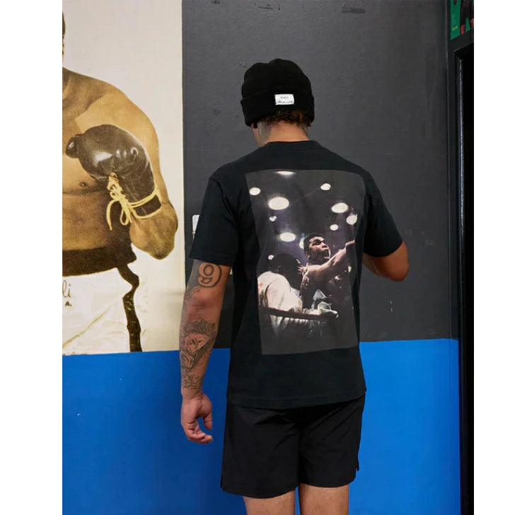 RVCA メンズ ALI RINGSIDE SS Tシャツ コラボ モハメド・アリ ヘビーウェイト リラックスフィット ストリート BLK 2025秋冬モデル BF042203 bf042203