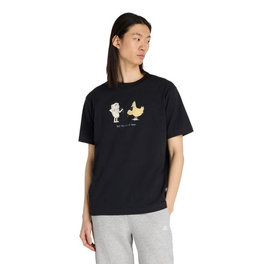 ニューバランス メンズ Tシャツ MT53936 BK ブラック 半袖Tシャツ Chicken Or Newbie コットン100％ グラフィック ロゴ アパレル ライフスタイル mt53936-bk