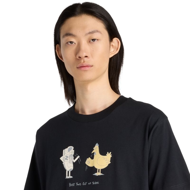 ニューバランス メンズ Tシャツ MT53936 BK ブラック 半袖Tシャツ Chicken Or Newbie コットン100％ グラフィック ロゴ アパレル ライフスタイル mt53936-bk