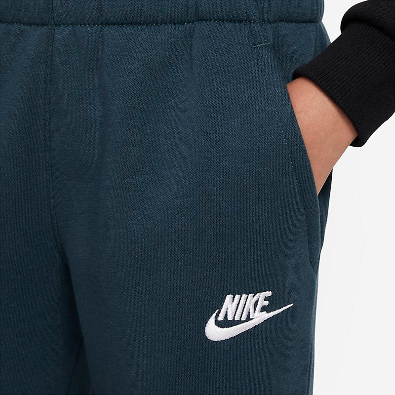 ナイキ キッズ スウェットパンツ ジュニア NIKE クラブ フリース ジョガーパンツ FD3008-328 裏起毛 ロングパンツ 130-170cm 子供服 保温 スポーツ カジュアル グリーン 緑 秋冬　fd3008-328