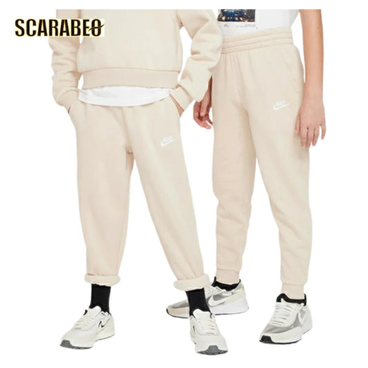 ナイキ スウェットパンツ ジュニア キッズ NIKE J NSW クラブ ロングパンツ FD3008-126 裏起毛 ジョガー 子供服 秋冬 保温 スポーツ カジュアル サンドドリフト/ホワイト fd3008-126