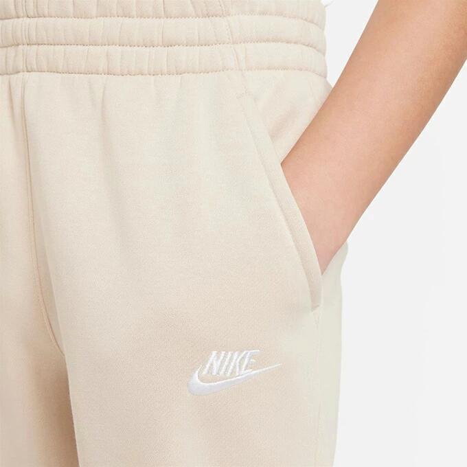 ナイキ スウェットパンツ ジュニア キッズ NIKE J NSW クラブ ロングパンツ FD3008-126 裏起毛 ジョガー 子供服 秋冬 保温 スポーツ カジュアル サンドドリフト/ホワイト fd3008-126