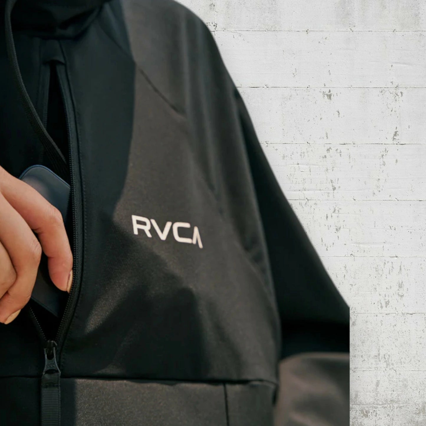 RVCA ルーカ ジャケット レディース MINI RVCA TECH JACKET BF044750 ブラック 黒 撥水 ストレッチ ソフトシェル フーディー 2025年秋冬モデル bf044750