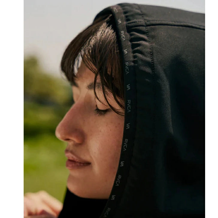 RVCA ルーカ ジャケット レディース MINI RVCA TECH JACKET BF044750 ブラック 黒 撥水 ストレッチ ソフトシェル フーディー 2025年秋冬モデル bf044750