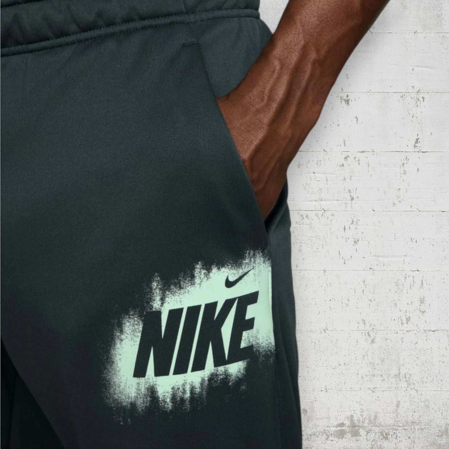 ナイキ NIKE パンツ メンズ Therma-FIT フリース ジョガー パンツ GFX HV4066 トレーニング スポーツウェア 裏起毛 防寒 ボトムス 長ズボン ブラック ブルーグレー ジム ランニング hv4066